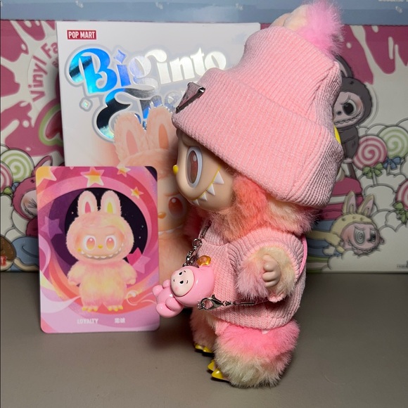 POP MART LABUBU Big Into Energy With Outfit Shirt and Beanie LOYALTY - Picture 6 of 17